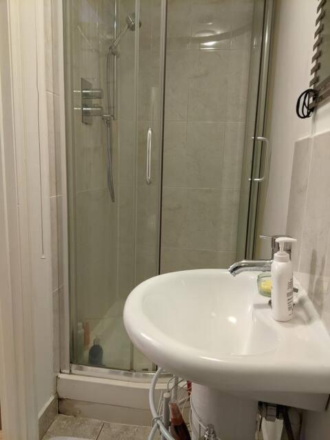 Central And Peaceful Room With Your Own Bathroom Londres Exterior foto