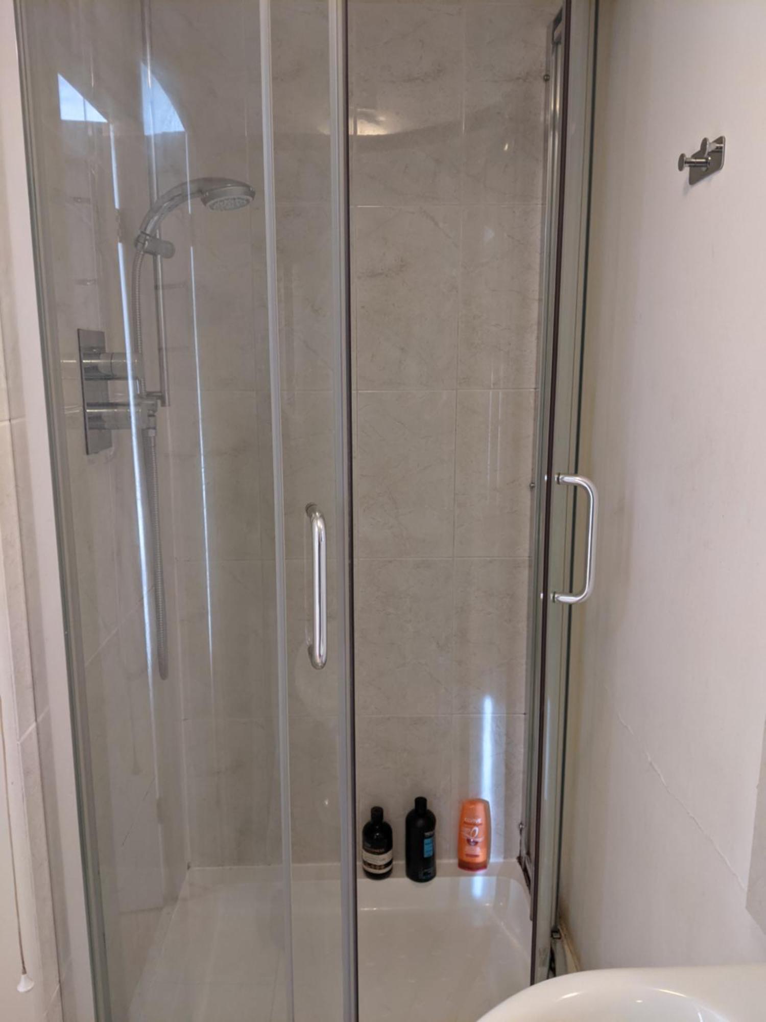 Central And Peaceful Room With Your Own Bathroom Londres Exterior foto