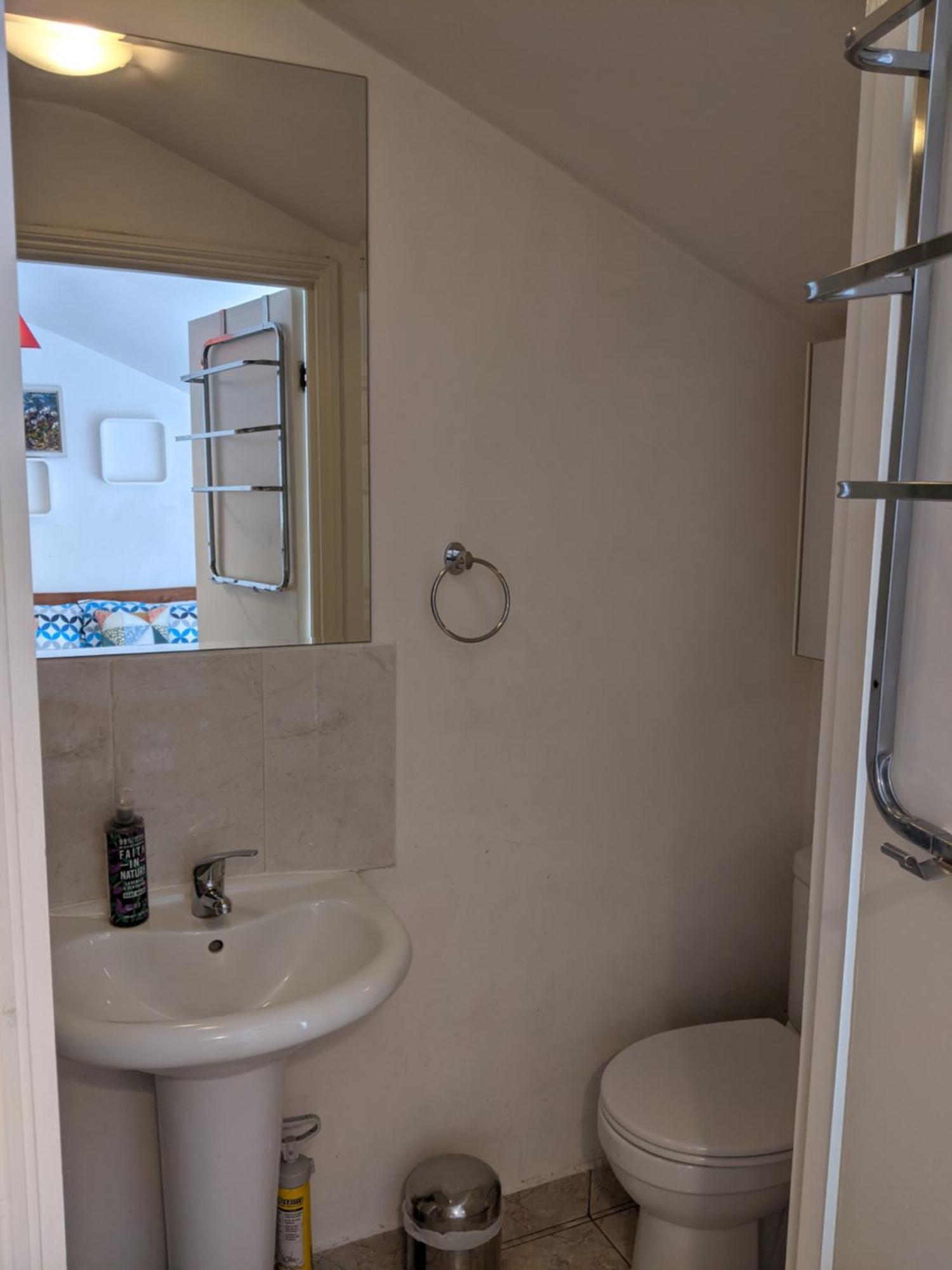 Central And Peaceful Room With Your Own Bathroom Londres Exterior foto